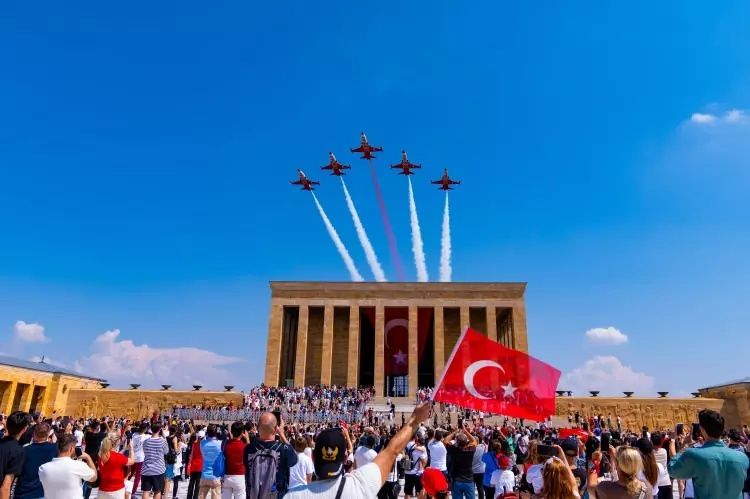 Türk Yıldızları'ndan Büyük Zafer'e özel Anıtkabir saygı uçuşu! İşte mest eden kareler... 15