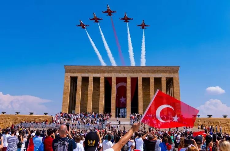 Türk Yıldızları'ndan Büyük Zafer'e özel Anıtkabir saygı uçuşu! İşte mest eden kareler... 16