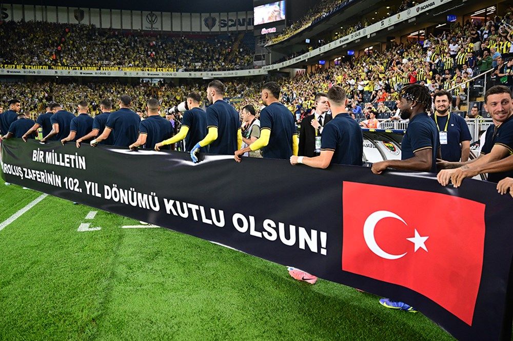 Fenerbahçeli taraftarlardan 30 Ağustos'a özel koreografi! 4