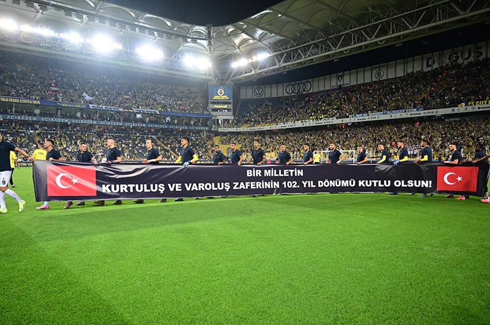 Fenerbahçeli taraftarlardan 30 Ağustos'a özel koreografi! 2