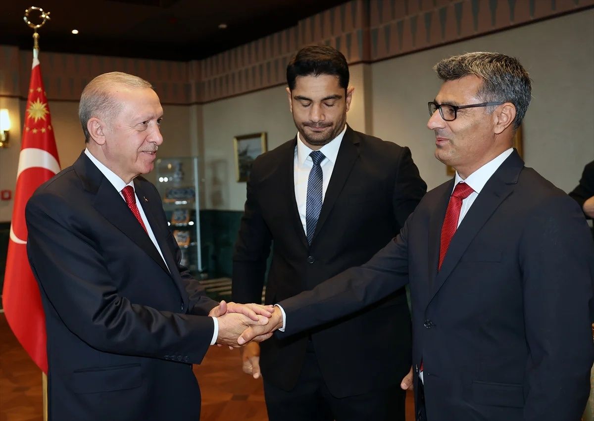 Külliye'de sürpriz kabul! Cumhurbaşkanı Erdoğan olimpiyatlarda derece alan sporcularımız ve askerlerimizle bir araya geldi 4