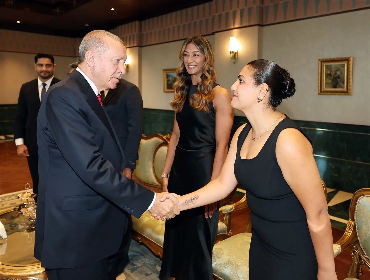 Külliye'de sürpriz kabul! Cumhurbaşkanı Erdoğan olimpiyatlarda derece alan sporcularımız ve askerlerimizle bir araya geldi 11