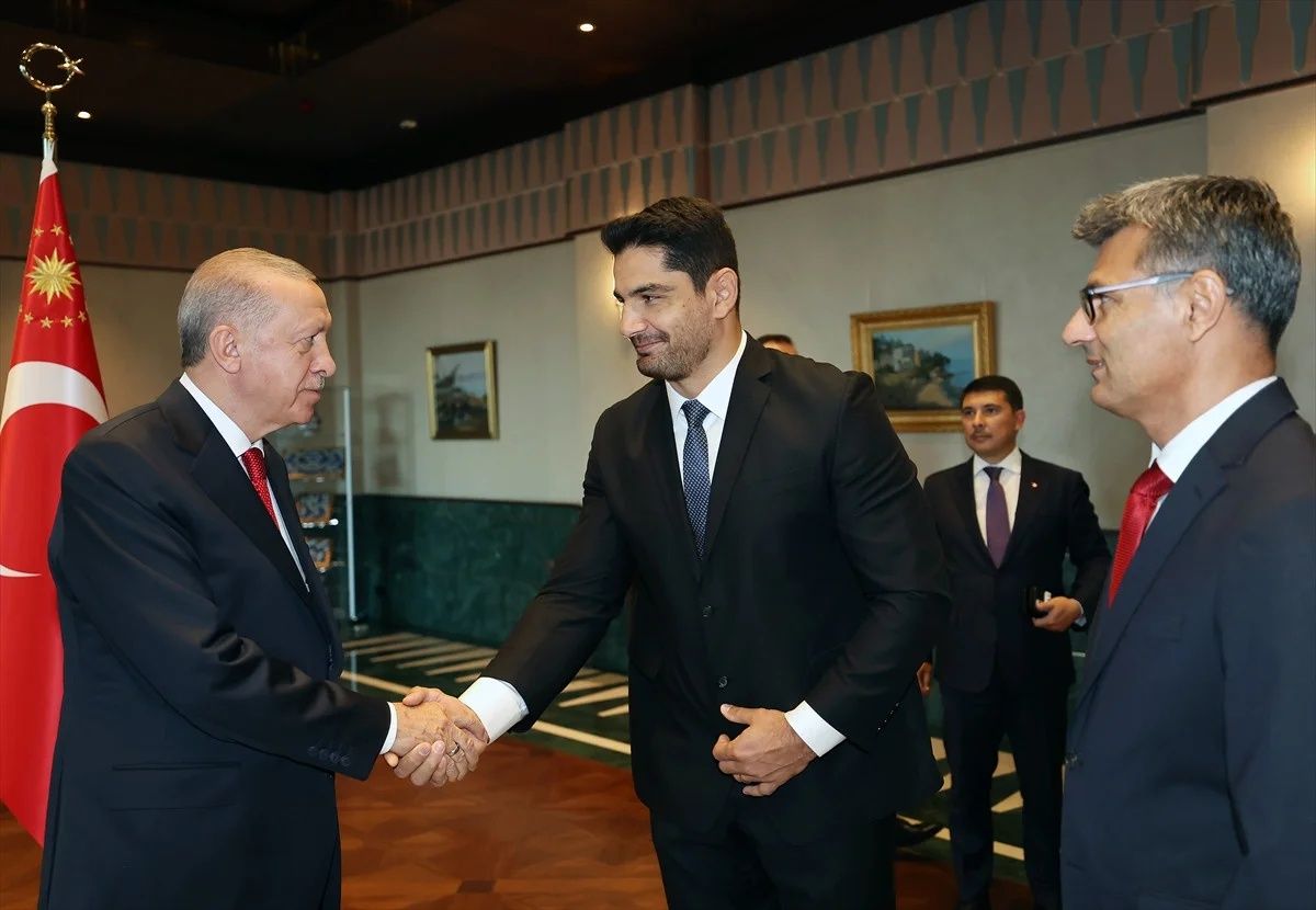 Külliye'de sürpriz kabul! Cumhurbaşkanı Erdoğan olimpiyatlarda derece alan sporcularımız ve askerlerimizle bir araya geldi 3