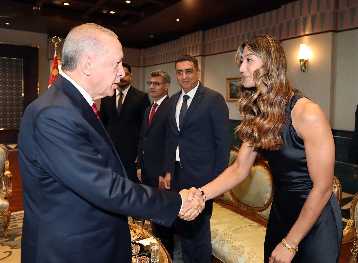 Külliye'de sürpriz kabul! Cumhurbaşkanı Erdoğan olimpiyatlarda derece alan sporcularımız ve askerlerimizle bir araya geldi 12