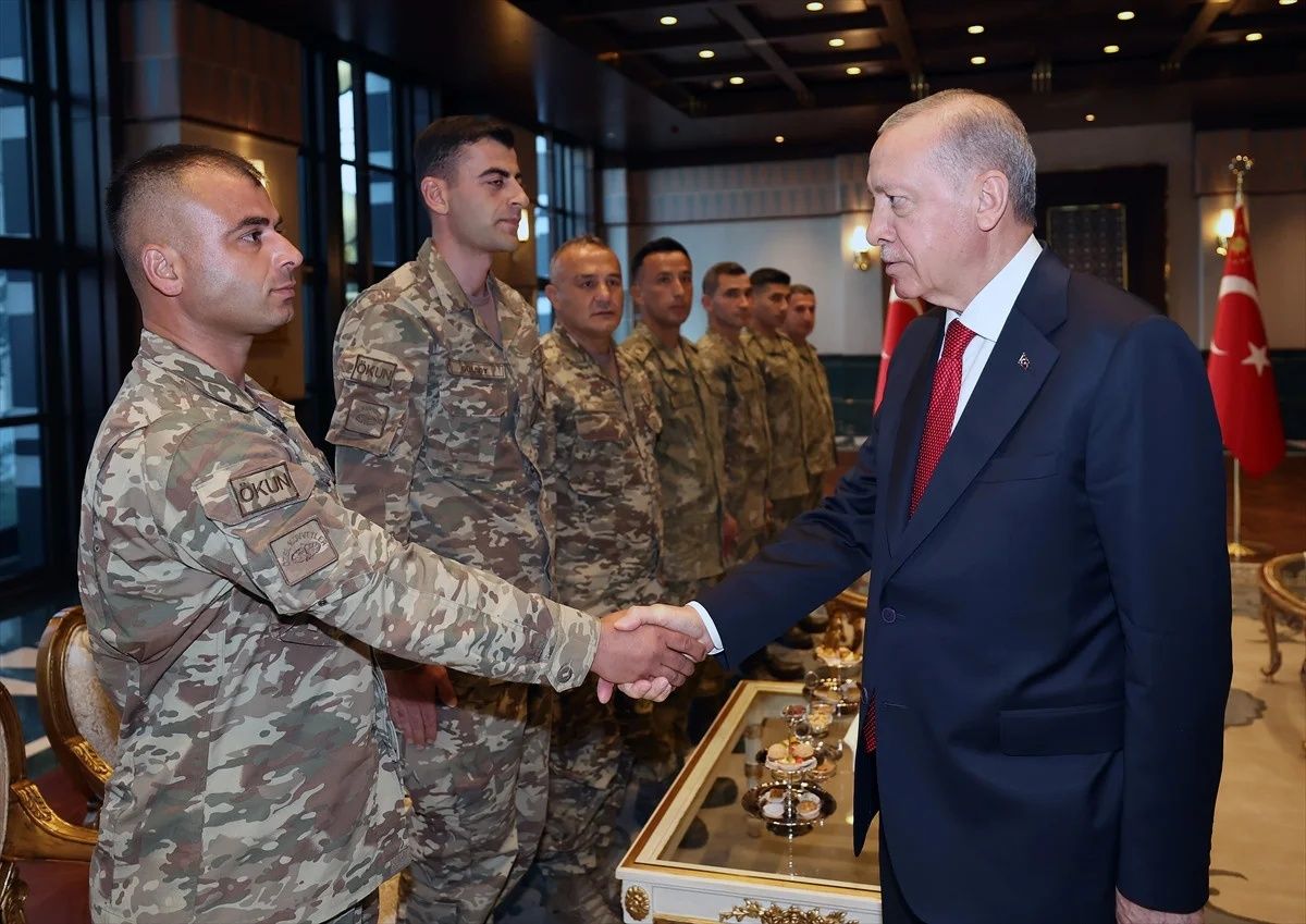 Külliye'de sürpriz kabul! Cumhurbaşkanı Erdoğan olimpiyatlarda derece alan sporcularımız ve askerlerimizle bir araya geldi 8