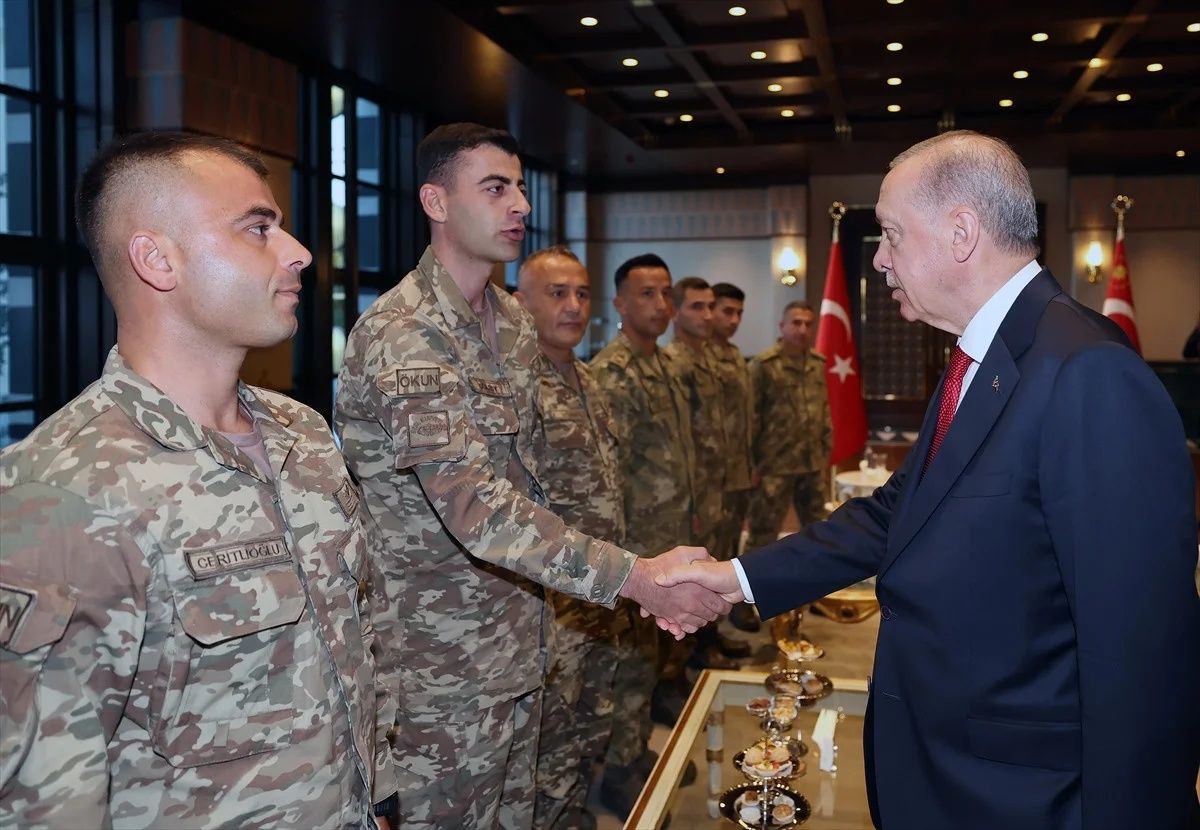 Külliye'de sürpriz kabul! Cumhurbaşkanı Erdoğan olimpiyatlarda derece alan sporcularımız ve askerlerimizle bir araya geldi 10