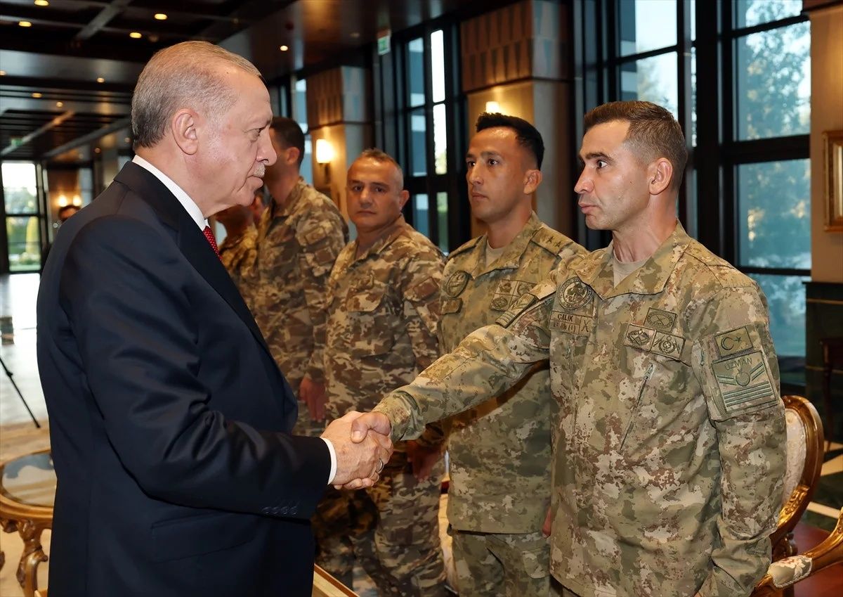 Külliye'de sürpriz kabul! Cumhurbaşkanı Erdoğan olimpiyatlarda derece alan sporcularımız ve askerlerimizle bir araya geldi 9