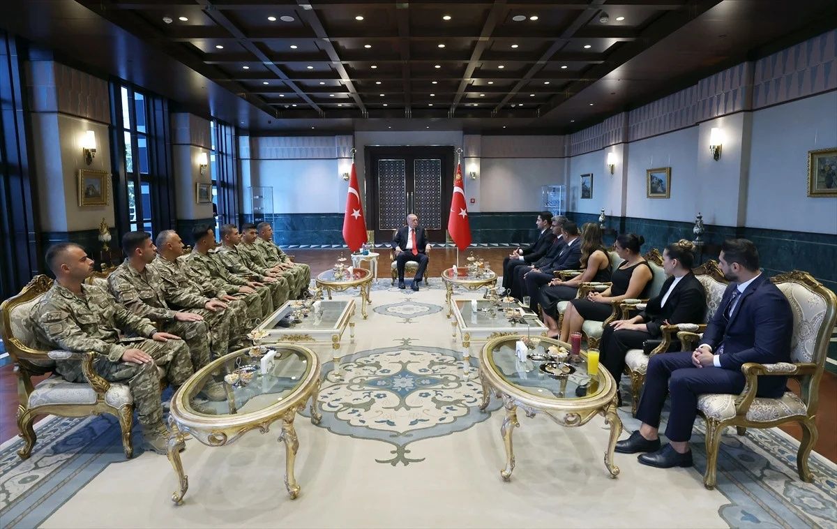 Külliye'de sürpriz kabul! Cumhurbaşkanı Erdoğan olimpiyatlarda derece alan sporcularımız ve askerlerimizle bir araya geldi 7