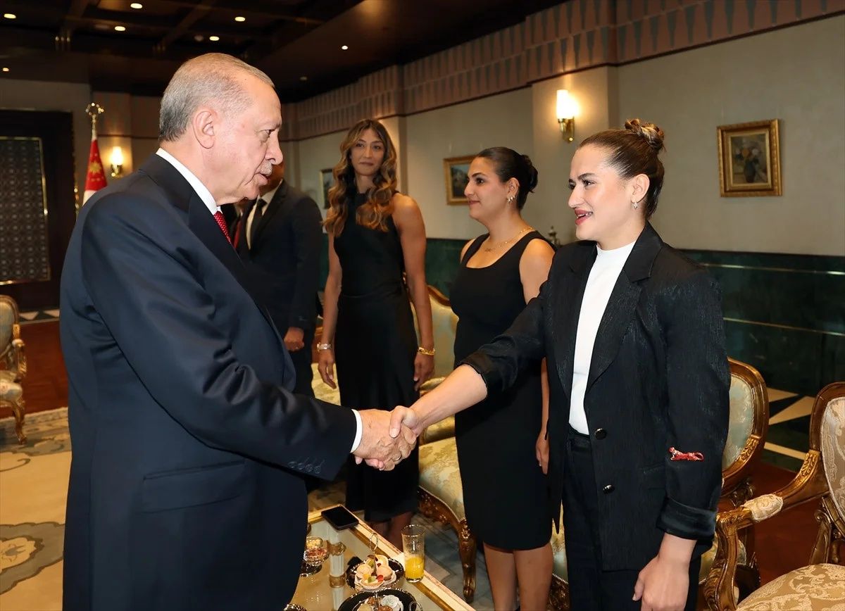 Külliye'de sürpriz kabul! Cumhurbaşkanı Erdoğan olimpiyatlarda derece alan sporcularımız ve askerlerimizle bir araya geldi 6