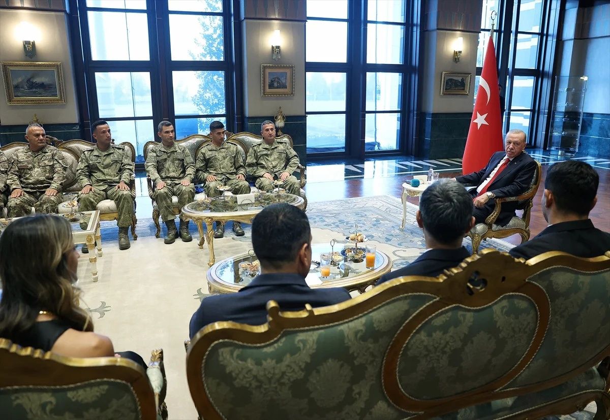 Külliye'de sürpriz kabul! Cumhurbaşkanı Erdoğan olimpiyatlarda derece alan sporcularımız ve askerlerimizle bir araya geldi 2