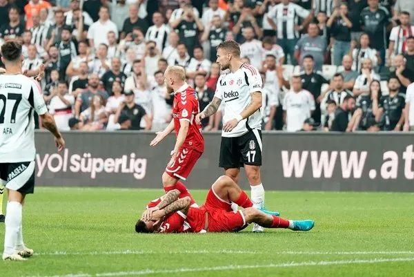Ahmet Çakar: “Beşiktaş’ta Ciro Immobile kırmızı kartla atılmalıydı! Sivaslı rakibine tokat attı, boynuna ve ensesine vurdu! Hakem görüyor ama oyundan atamıyor” 8