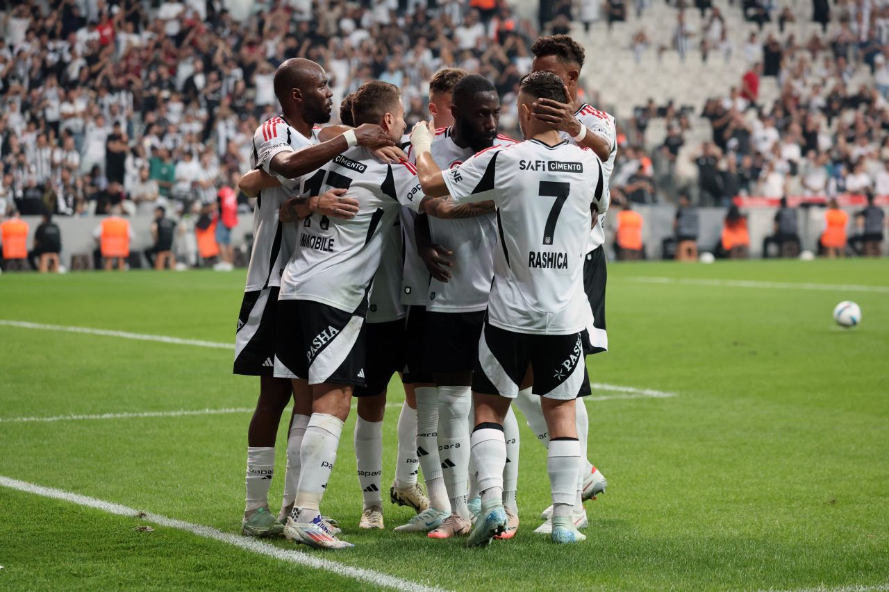 Ahmet Çakar: “Beşiktaş’ta Ciro Immobile kırmızı kartla atılmalıydı! Sivaslı rakibine tokat attı, boynuna ve ensesine vurdu! Hakem görüyor ama oyundan atamıyor” 7