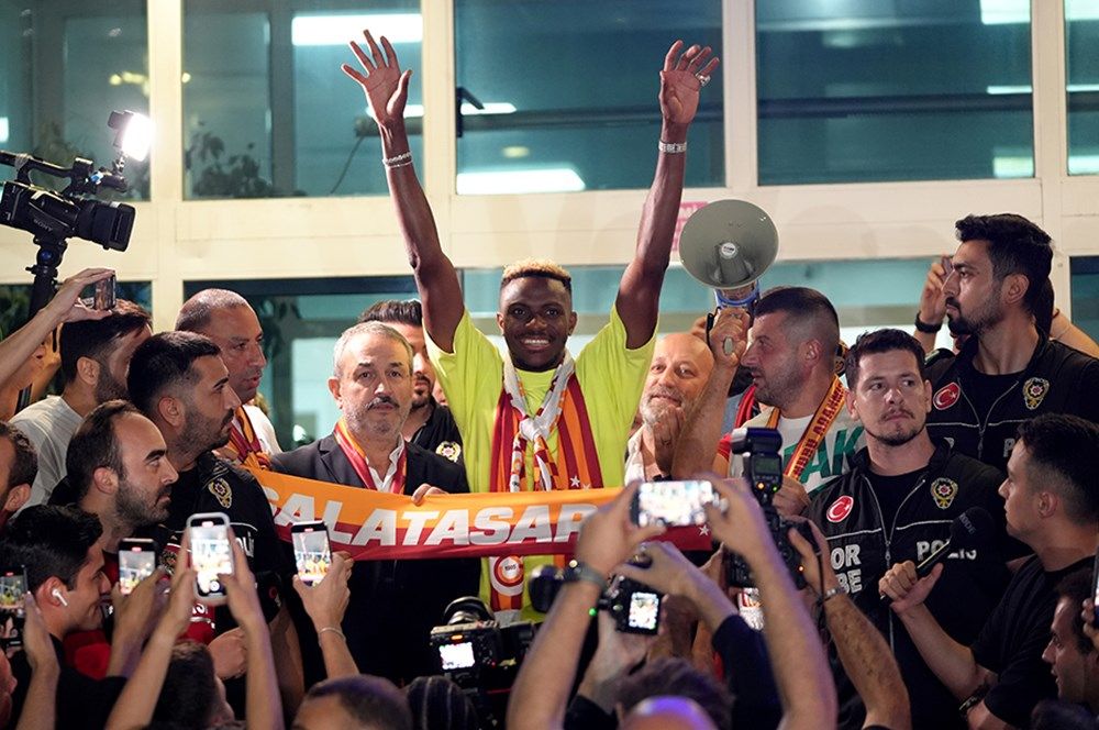 Galatasaray'da tarihi anlaşma devreye giriyor! Victor Osimhen'i alan Cimbom 40 milyon euroluk gelirin daha sahibi olacak: Taraftarlar formalara akın etmeye başladı! İşte satılan forma sayısı 4