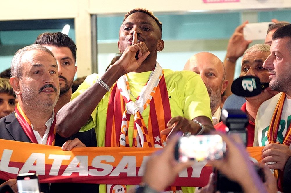 Galatasaray'da tarihi anlaşma devreye giriyor! Victor Osimhen'i alan Cimbom 40 milyon euroluk gelirin daha sahibi olacak: Taraftarlar formalara akın etmeye başladı! İşte satılan forma sayısı 1