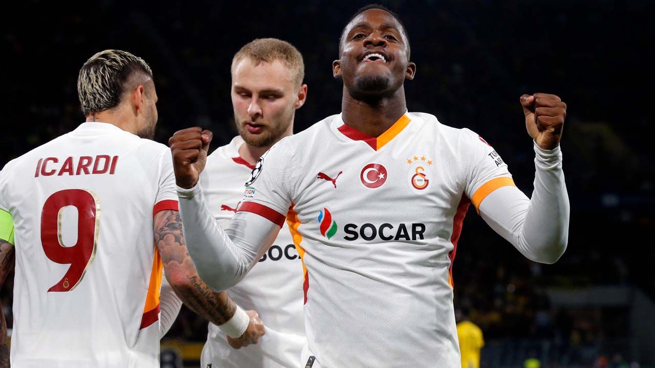 Galatasaray'da tarihi anlaşma devreye giriyor! Victor Osimhen'i alan Cimbom 40 milyon euroluk gelirin daha sahibi olacak: Taraftarlar formalara akın etmeye başladı! İşte satılan forma sayısı 8