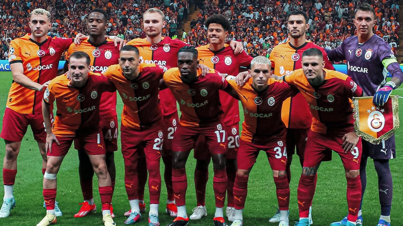 Galatasaray'da tarihi anlaşma devreye giriyor! Victor Osimhen'i alan Cimbom 40 milyon euroluk gelirin daha sahibi olacak: Taraftarlar formalara akın etmeye başladı! İşte satılan forma sayısı 7