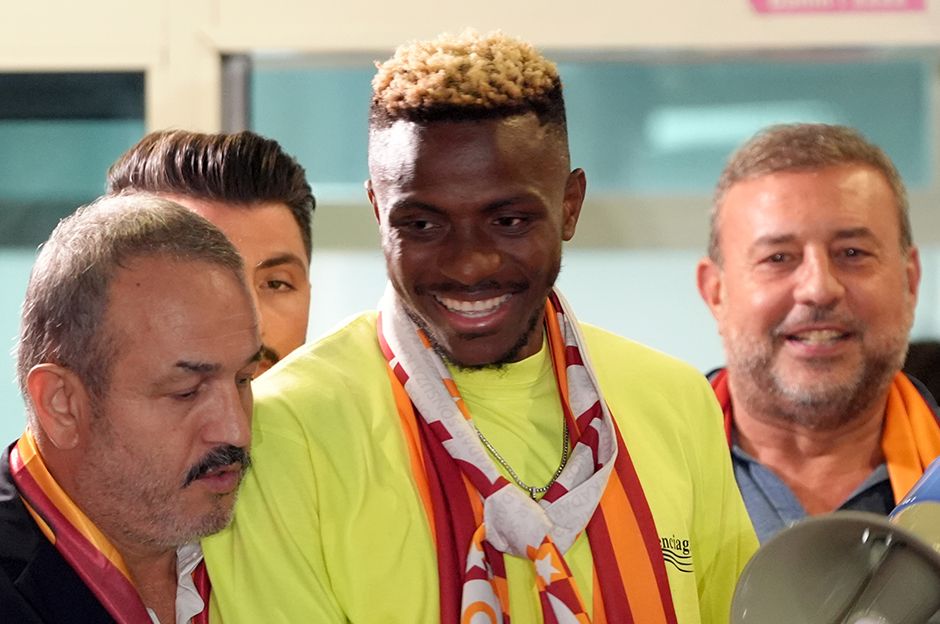 Galatasaray'da tarihi anlaşma devreye giriyor! Victor Osimhen'i alan Cimbom 40 milyon euroluk gelirin daha sahibi olacak: Taraftarlar formalara akın etmeye başladı! İşte satılan forma sayısı 2