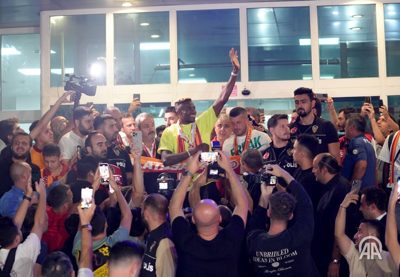 Galatasaray'da tarihi anlaşma devreye giriyor! Victor Osimhen'i alan Cimbom 40 milyon euroluk gelirin daha sahibi olacak: Taraftarlar formalara akın etmeye başladı! İşte satılan forma sayısı 3