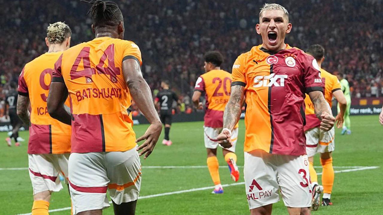 Galatasaray'da tüm sistem değişiyor! Okan Buruk kesin kararını verdi, üçlü sisteme dönüyor: İşte yeni Cimbom'un sahaya çıkacağı 11 1