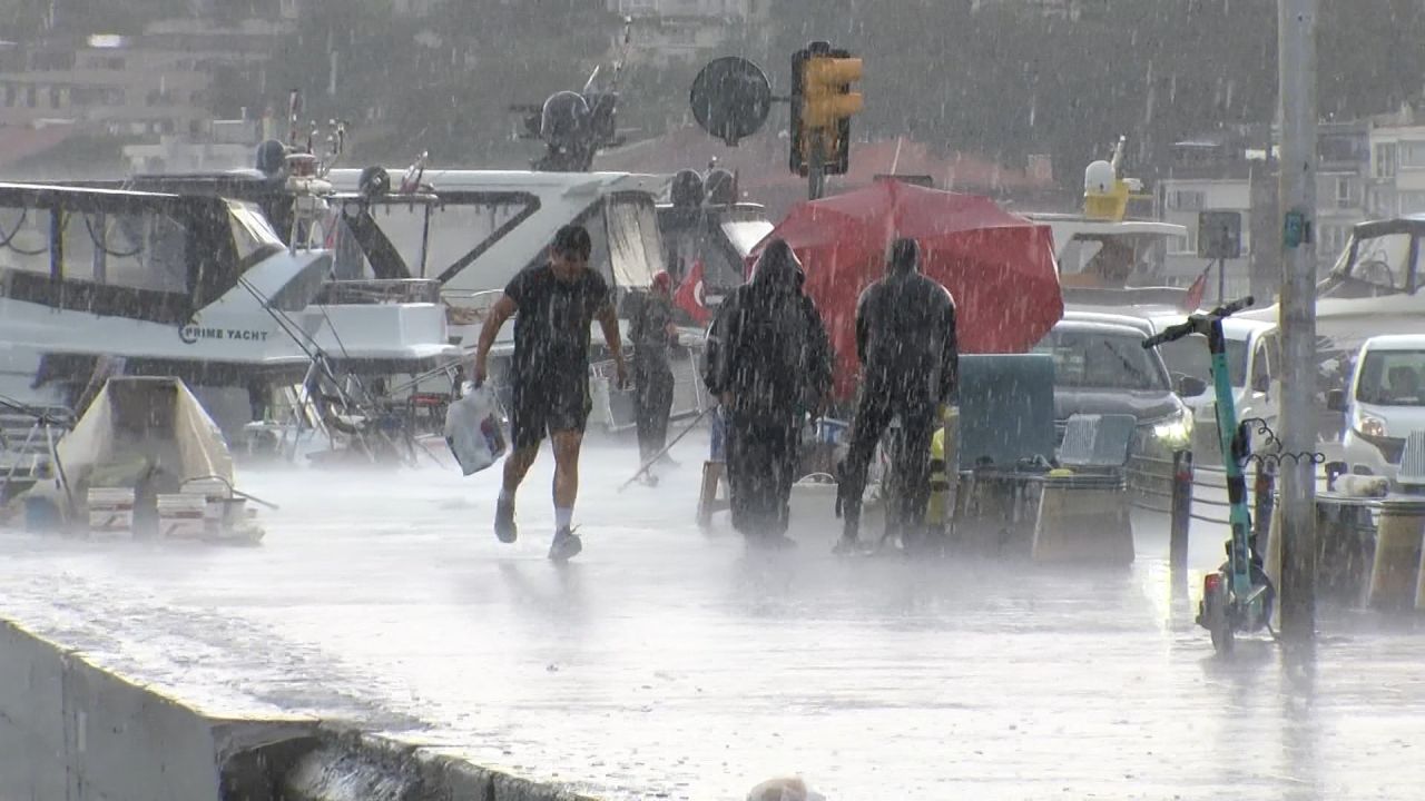 İstanbul'da sağanak: Yollar göle döndü, evleri su bastı 1