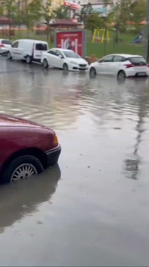 İstanbul'da sağanak: Yollar göle döndü, evleri su bastı 2