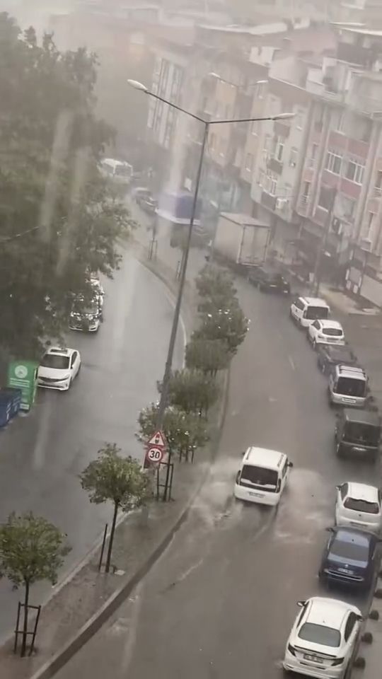 İstanbul'da sağanak: Yollar göle döndü, evleri su bastı 4