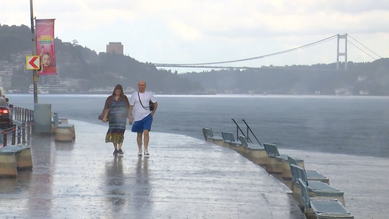 İstanbul'da sağanak: Yollar göle döndü, evleri su bastı 6
