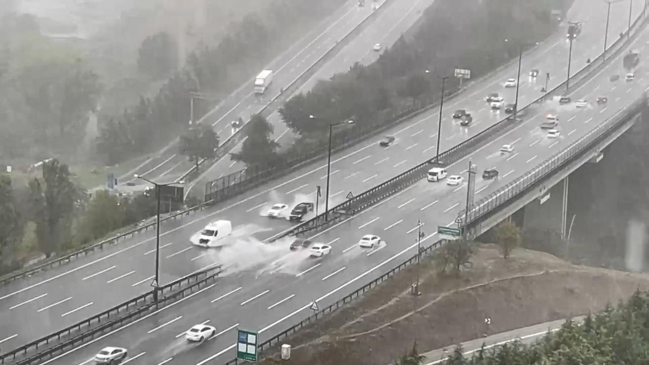 İstanbul'da sağanak: Yollar göle döndü, evleri su bastı 5