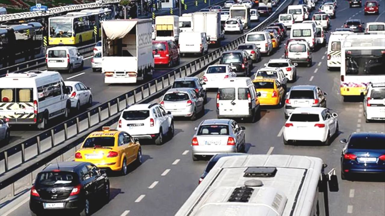 Okulun ilk günü İstanbul'da trafik yoğunluğu... 17 bin okul servisi yollarda! İşte trafikte son durum... 2