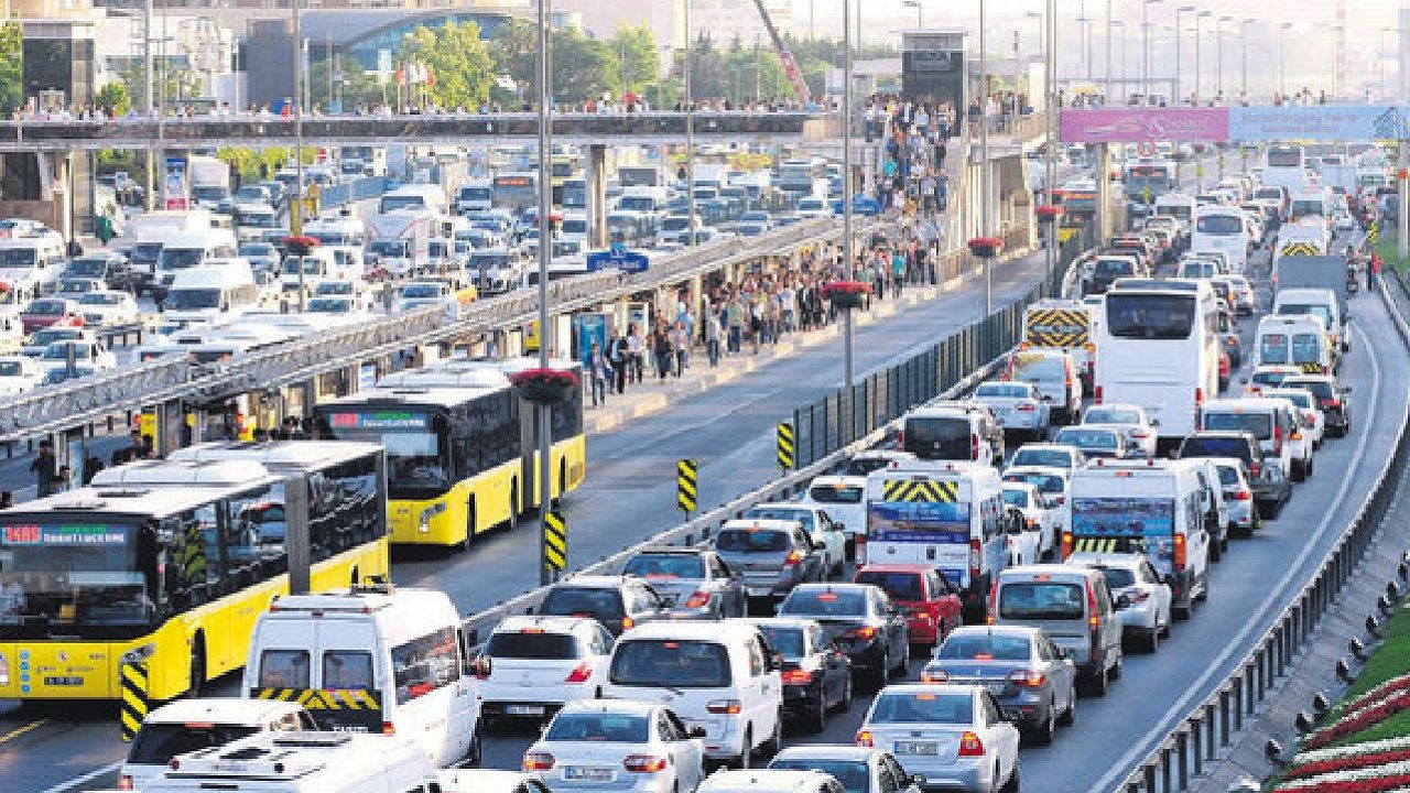 İstanbul'da akşam saatlerinde trafik yoğunluğu yaşanıyor 1