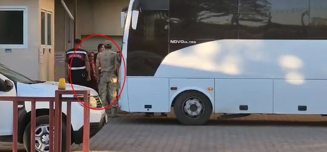 Narin Güran cinayetinde tutuklu sayısı 10'a yükseldi! Aralarında annesi ve ağabeyi de var... Elleri kelepçeli görüntülendiler 9