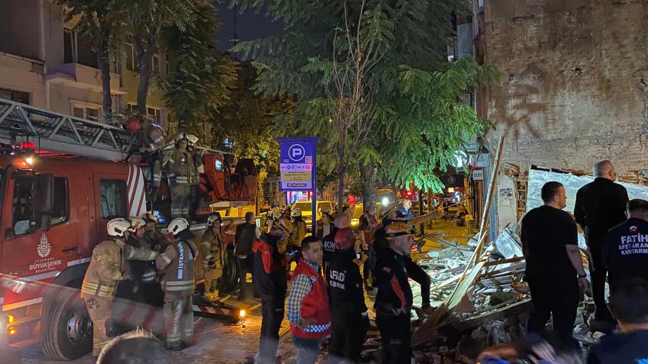 Fatih'te çöken binanın ardından çevredeki tarihi binalar boşaltıldı 2