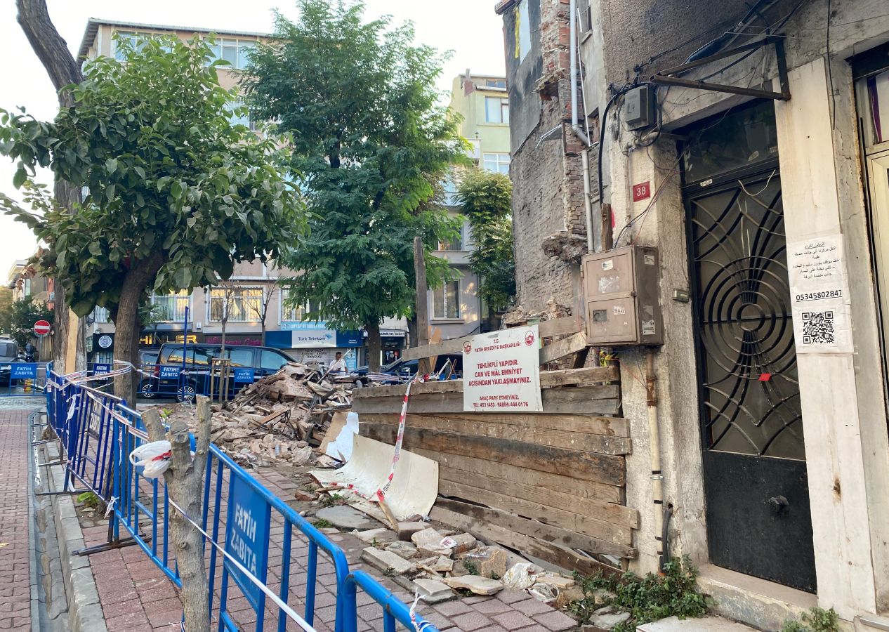 Fatih'te çöken binanın ardından çevredeki tarihi binalar boşaltıldı 6