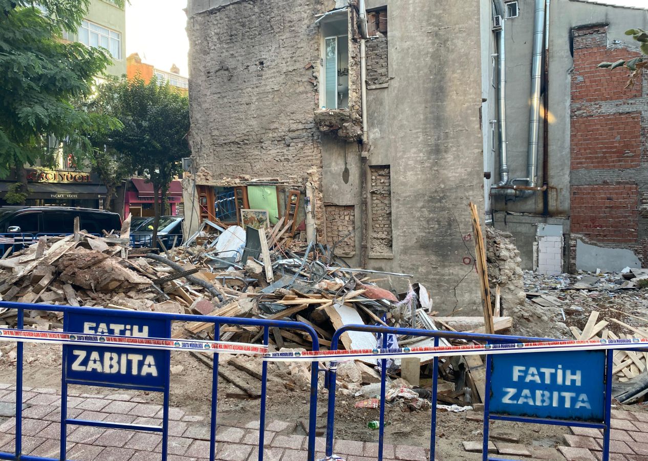 Fatih'te çöken binanın ardından çevredeki tarihi binalar boşaltıldı 7