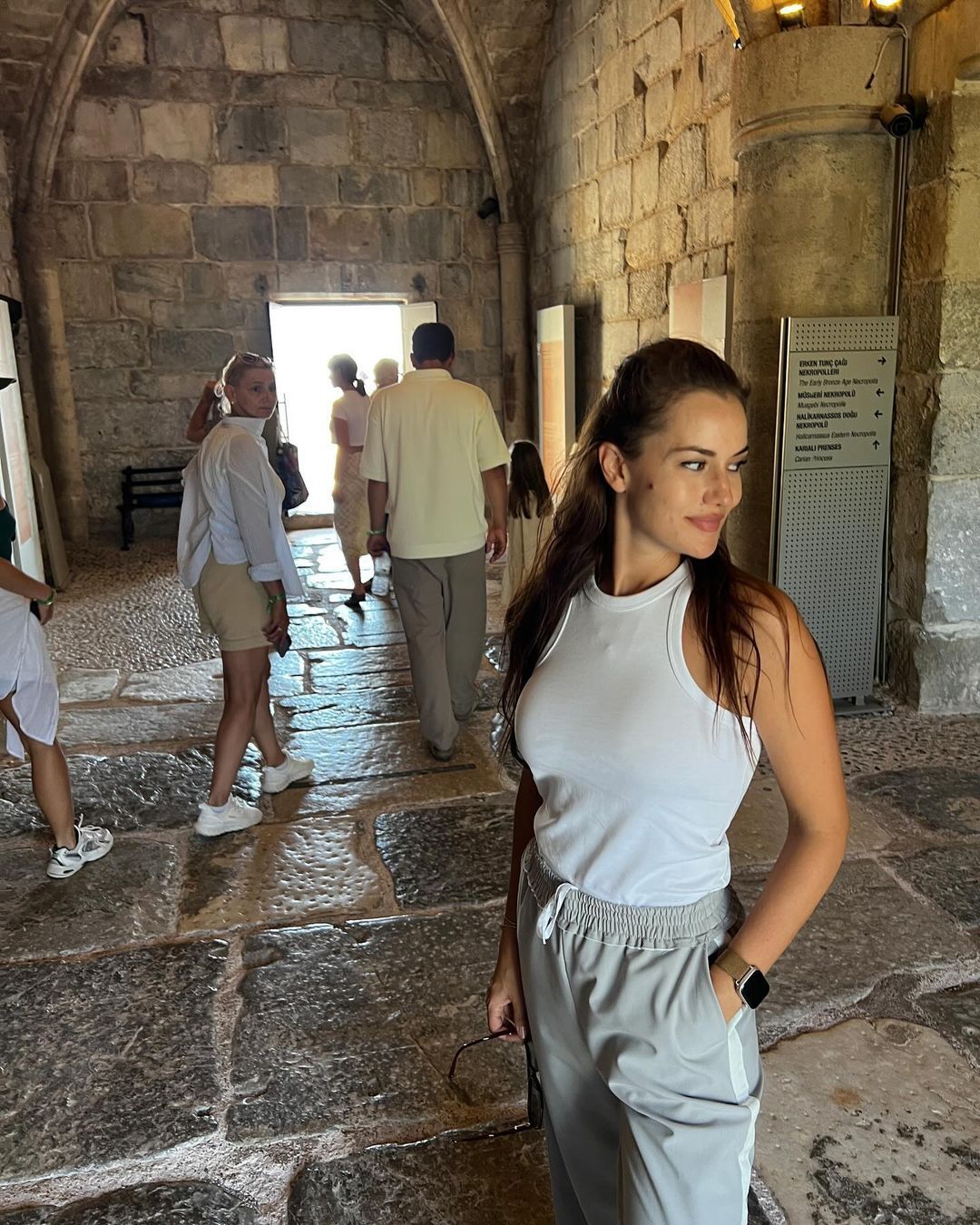 Fahriye Evcen'den yaza veda paylaşımı! Pozlarıyla büyüledi 1