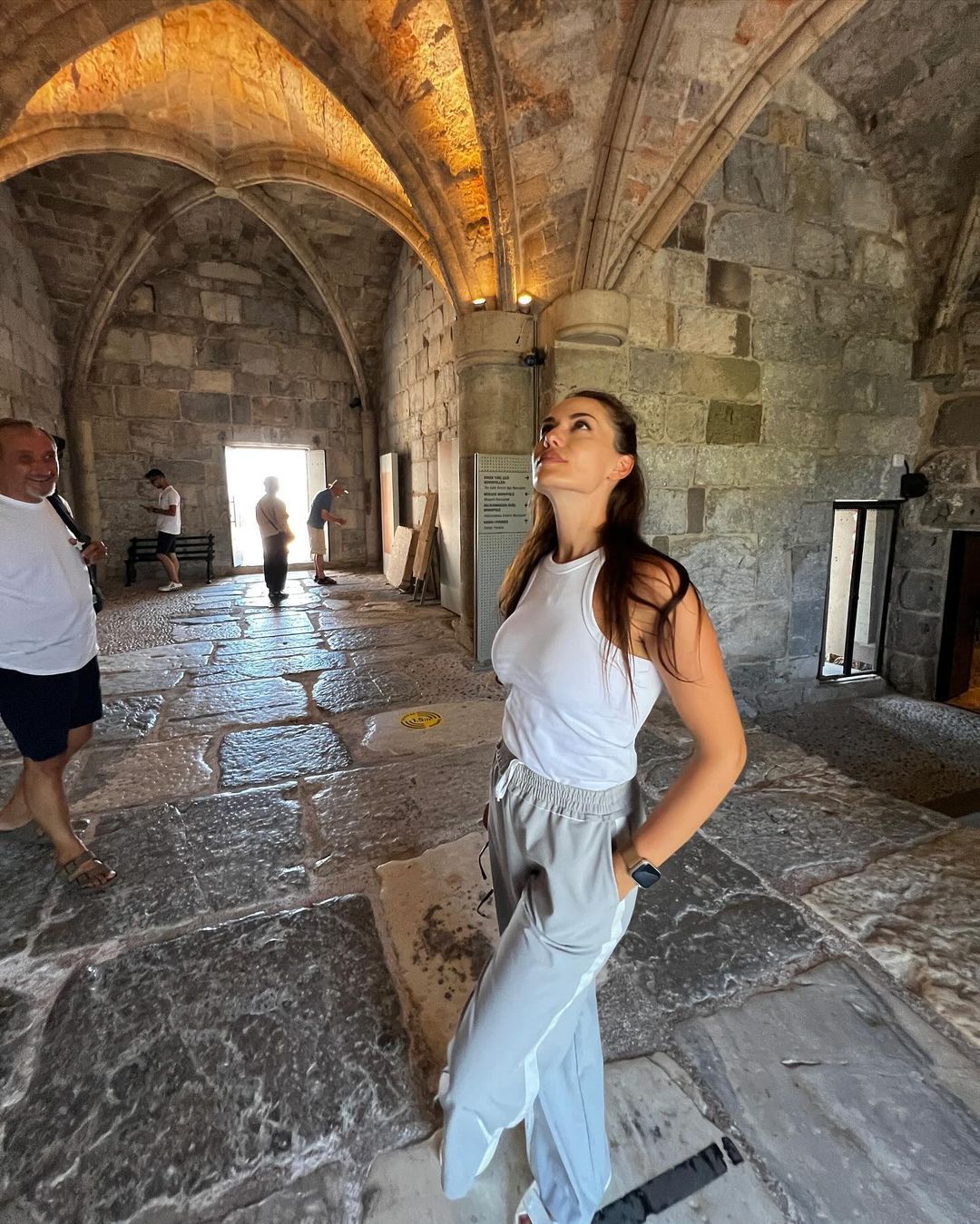 Fahriye Evcen'den yaza veda paylaşımı! Pozlarıyla büyüledi 3