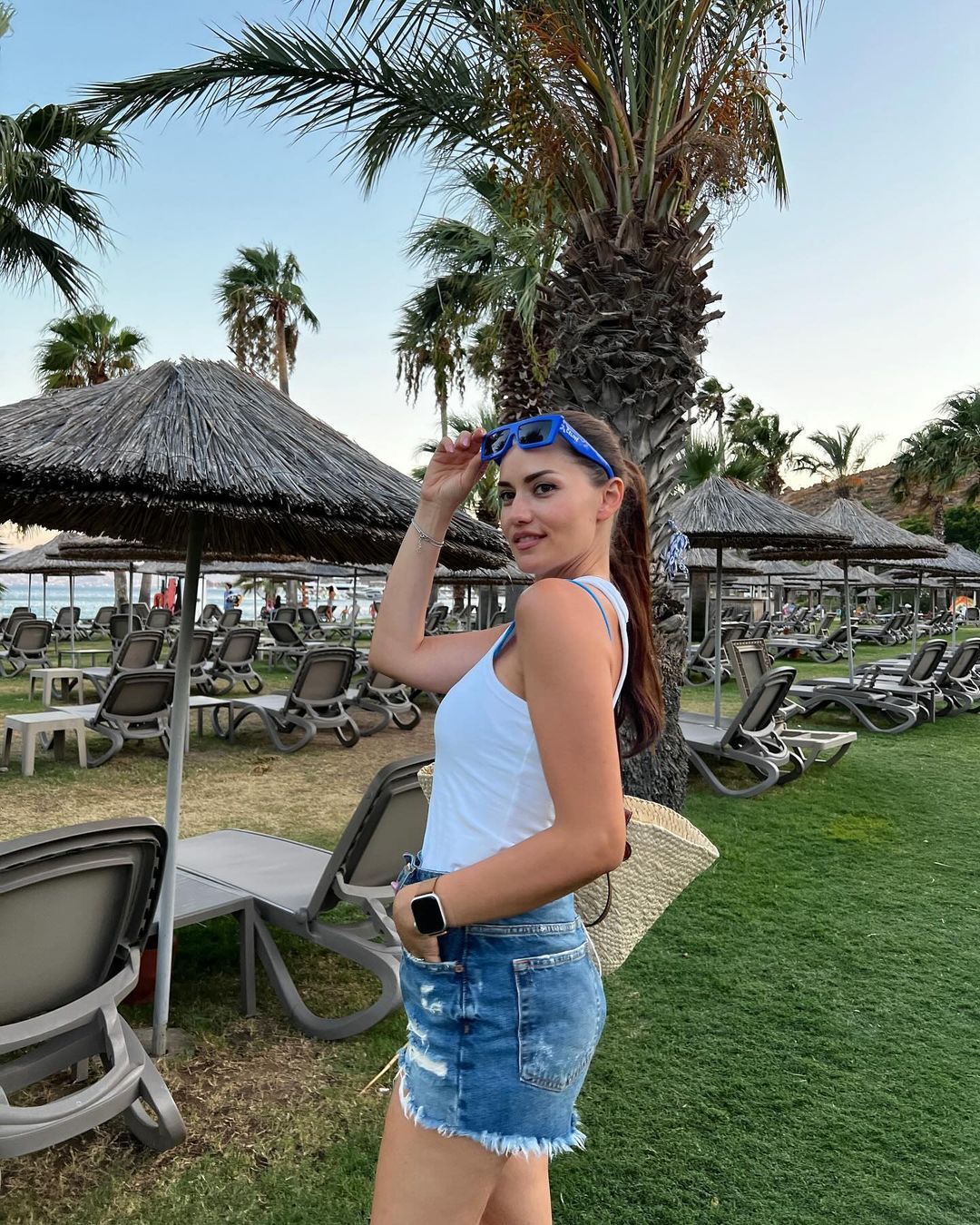 Fahriye Evcen'den yaza veda paylaşımı! Pozlarıyla büyüledi 10