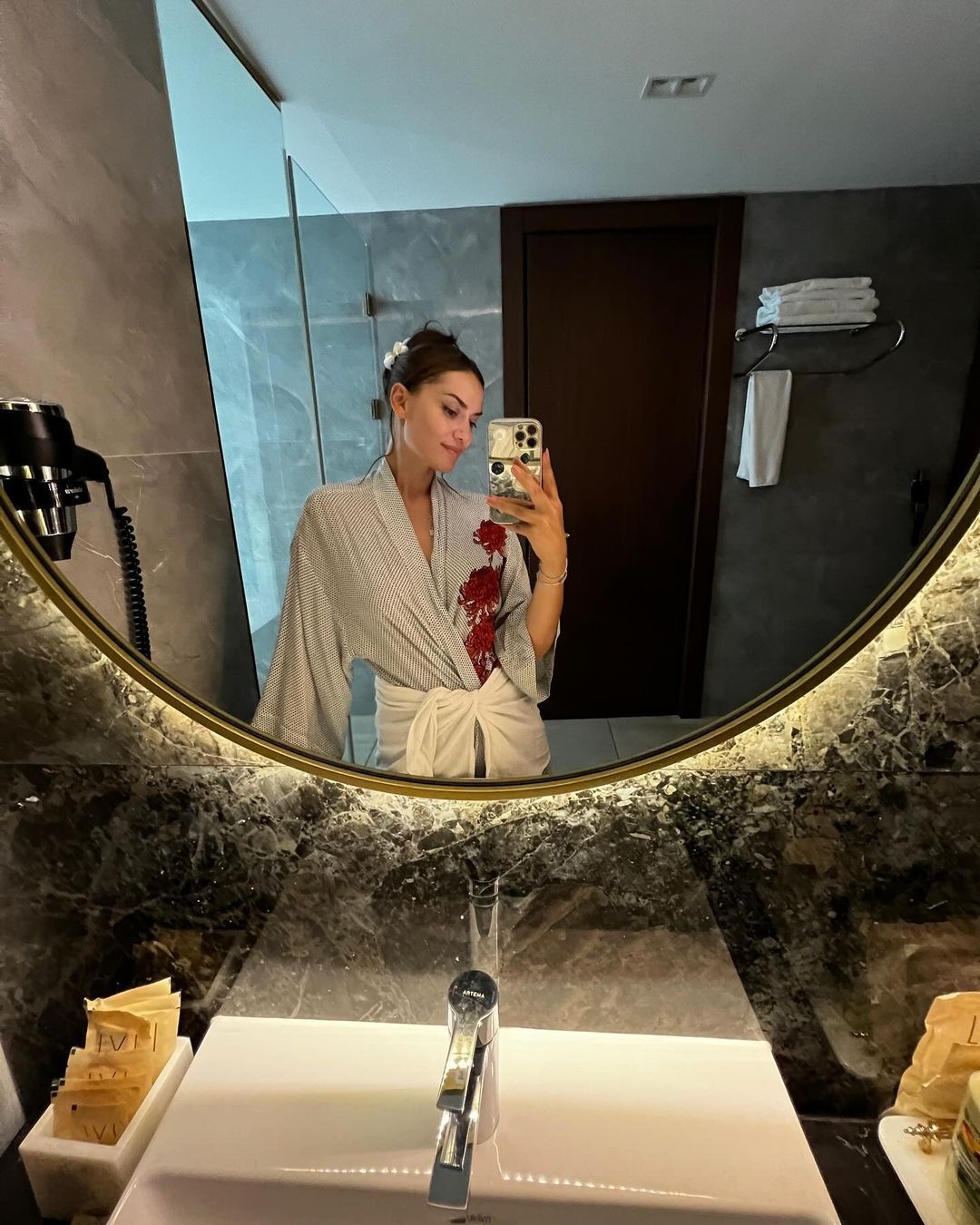 Fahriye Evcen'den yaza veda paylaşımı! Pozlarıyla büyüledi 15