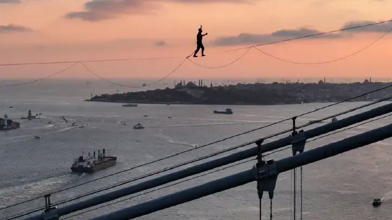 15 Temmuz Köprüsü'nde inanılmaz performans: Asya'dan Avrupa'ya ip üzerinde yürüyüş! 2