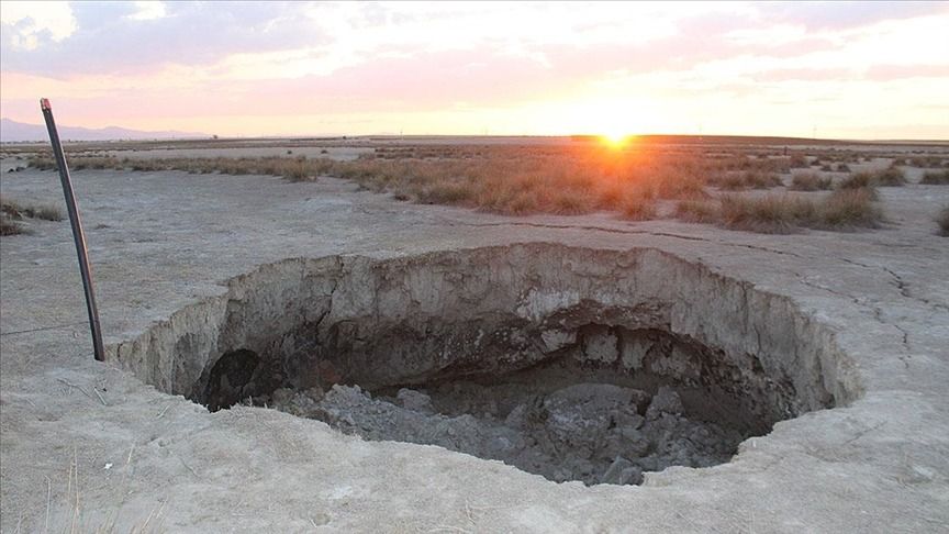 Afyonkarahisar'da 10 metre çapında 4 metre derinliğinde obruk oluştu 2