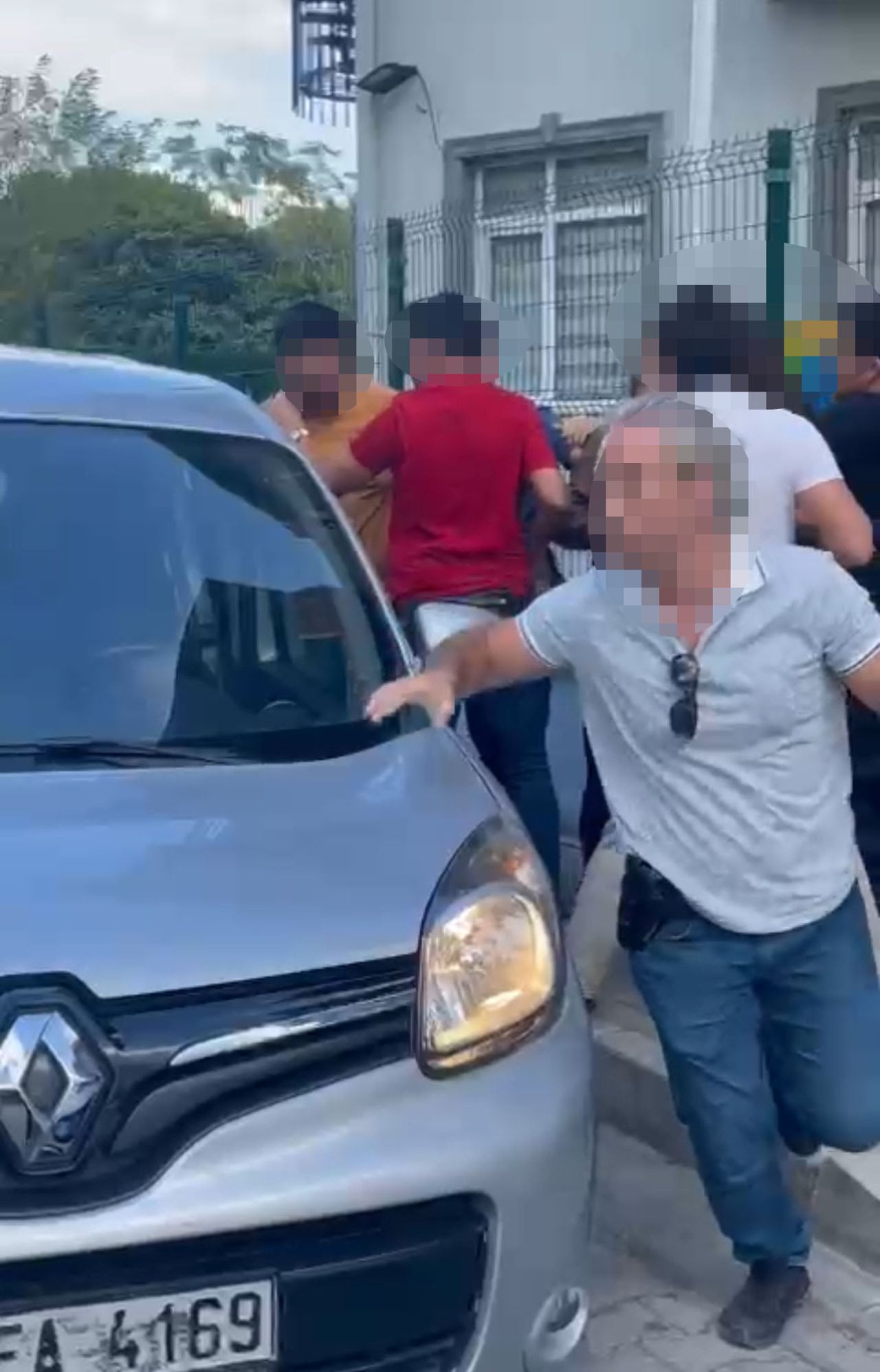 İzmir'de iki kadına tacizde bulunan motokuryeyi arkadaşları önce dövdü sonra polise verdi 5