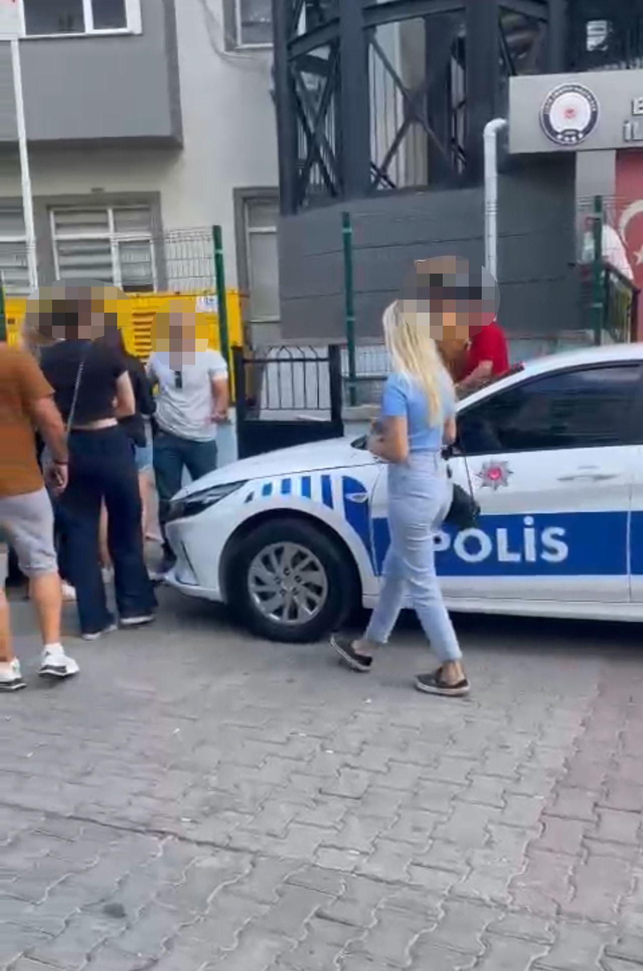 İzmir'de iki kadına tacizde bulunan motokuryeyi arkadaşları önce dövdü sonra polise verdi 3