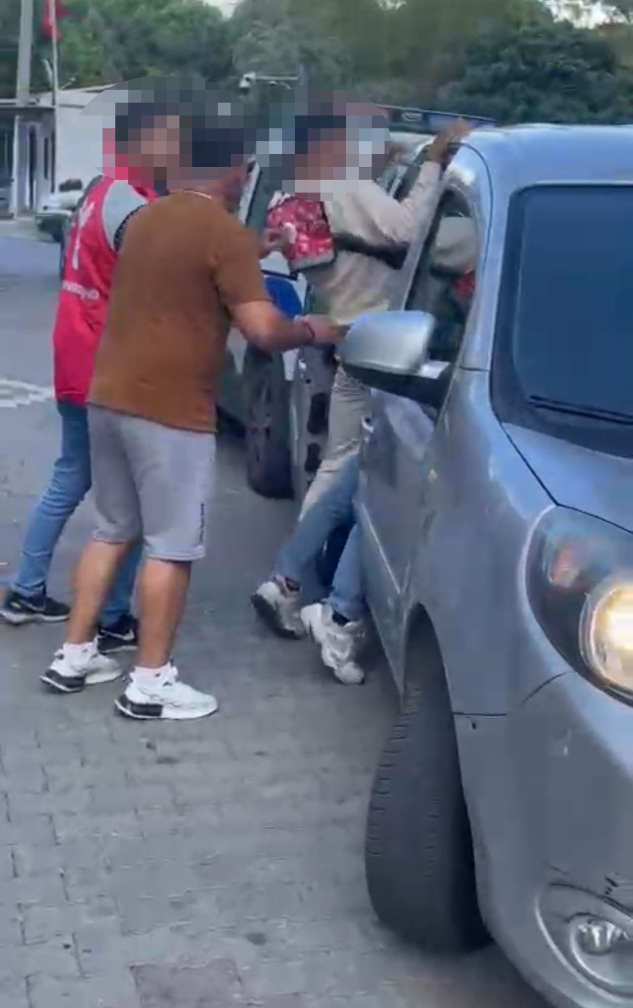 İzmir'de iki kadına tacizde bulunan motokuryeyi arkadaşları önce dövdü sonra polise verdi 4
