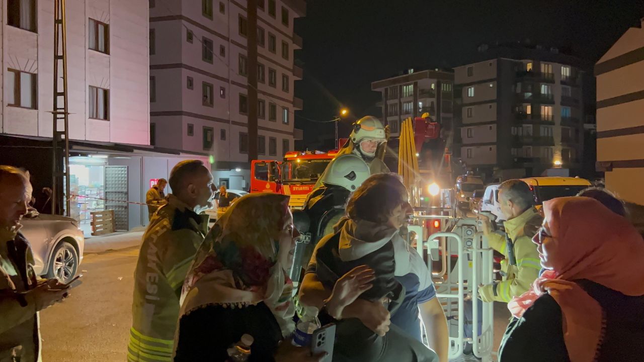 Sultanbeyli'de yangında mahsur kalanlar itfaiye ekipleri tarafından tahliye edildi 1
