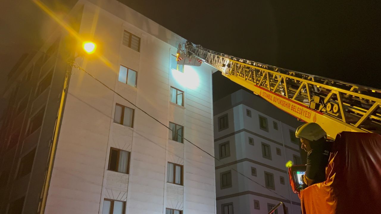 Sultanbeyli'de yangında mahsur kalanlar itfaiye ekipleri tarafından tahliye edildi 3