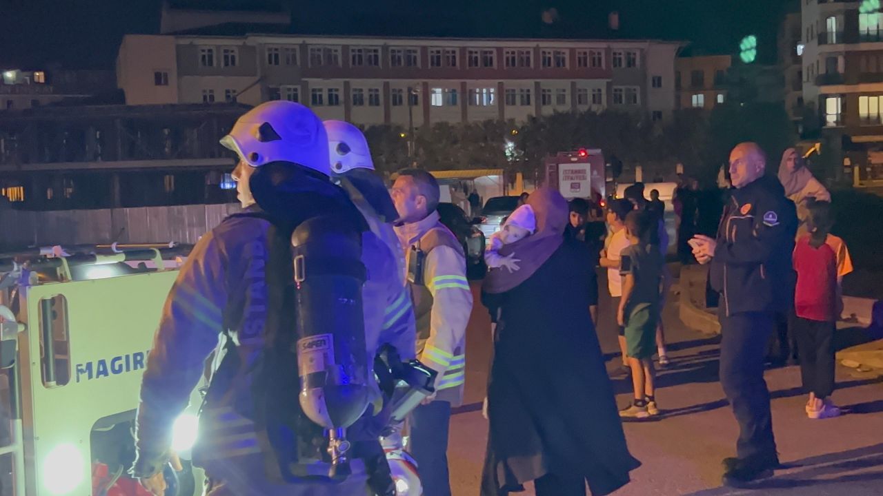 Sultanbeyli'de yangında mahsur kalanlar itfaiye ekipleri tarafından tahliye edildi 4