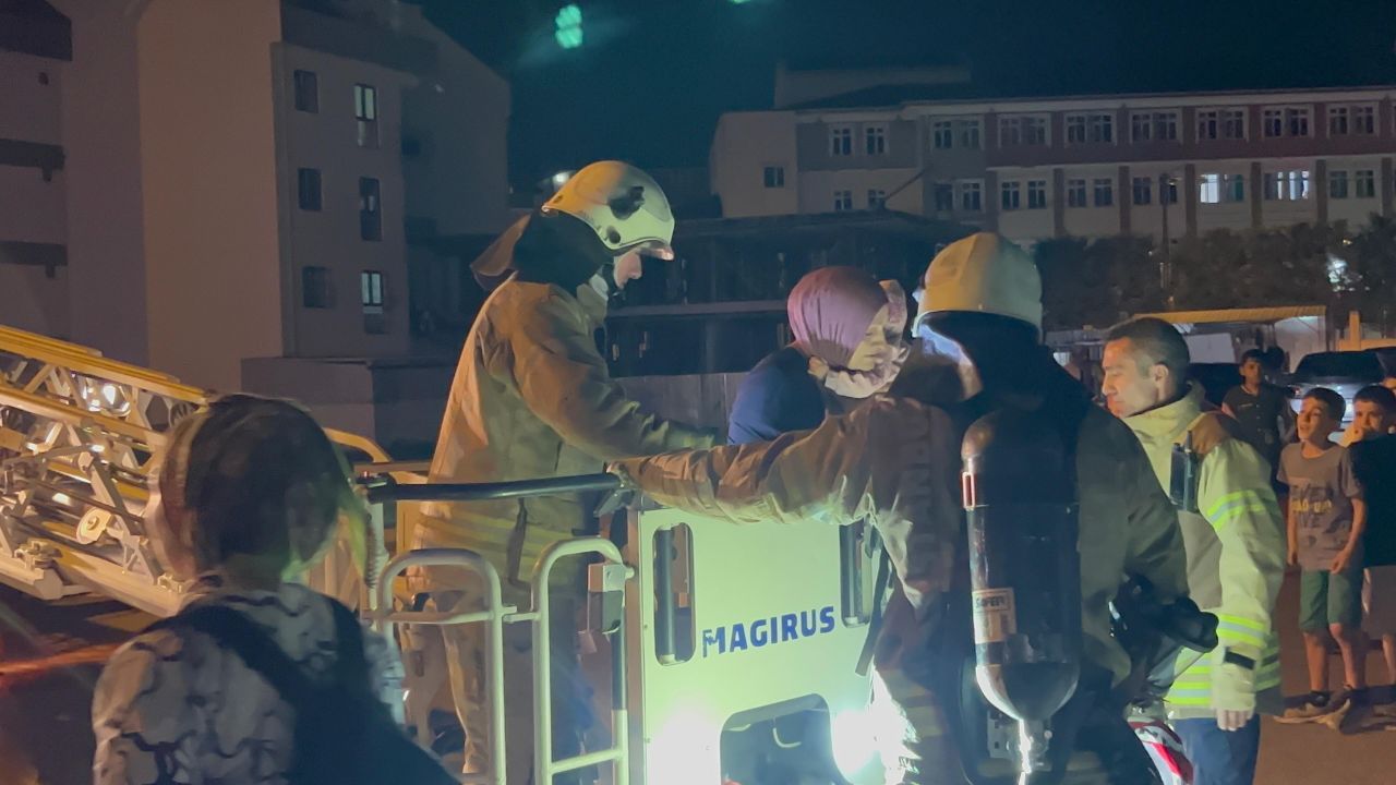 Sultanbeyli'de yangında mahsur kalanlar itfaiye ekipleri tarafından tahliye edildi 5