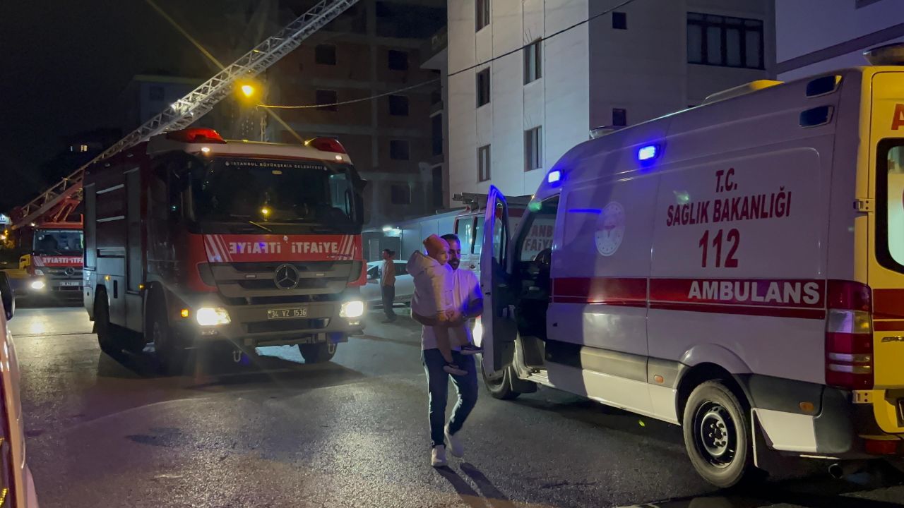 Sultanbeyli'de yangında mahsur kalanlar itfaiye ekipleri tarafından tahliye edildi 6