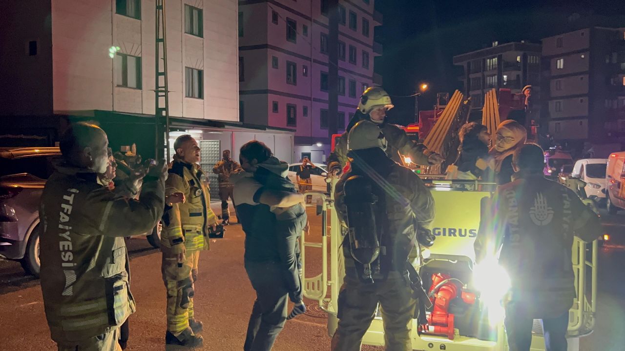 Sultanbeyli'de yangında mahsur kalanlar itfaiye ekipleri tarafından tahliye edildi 8