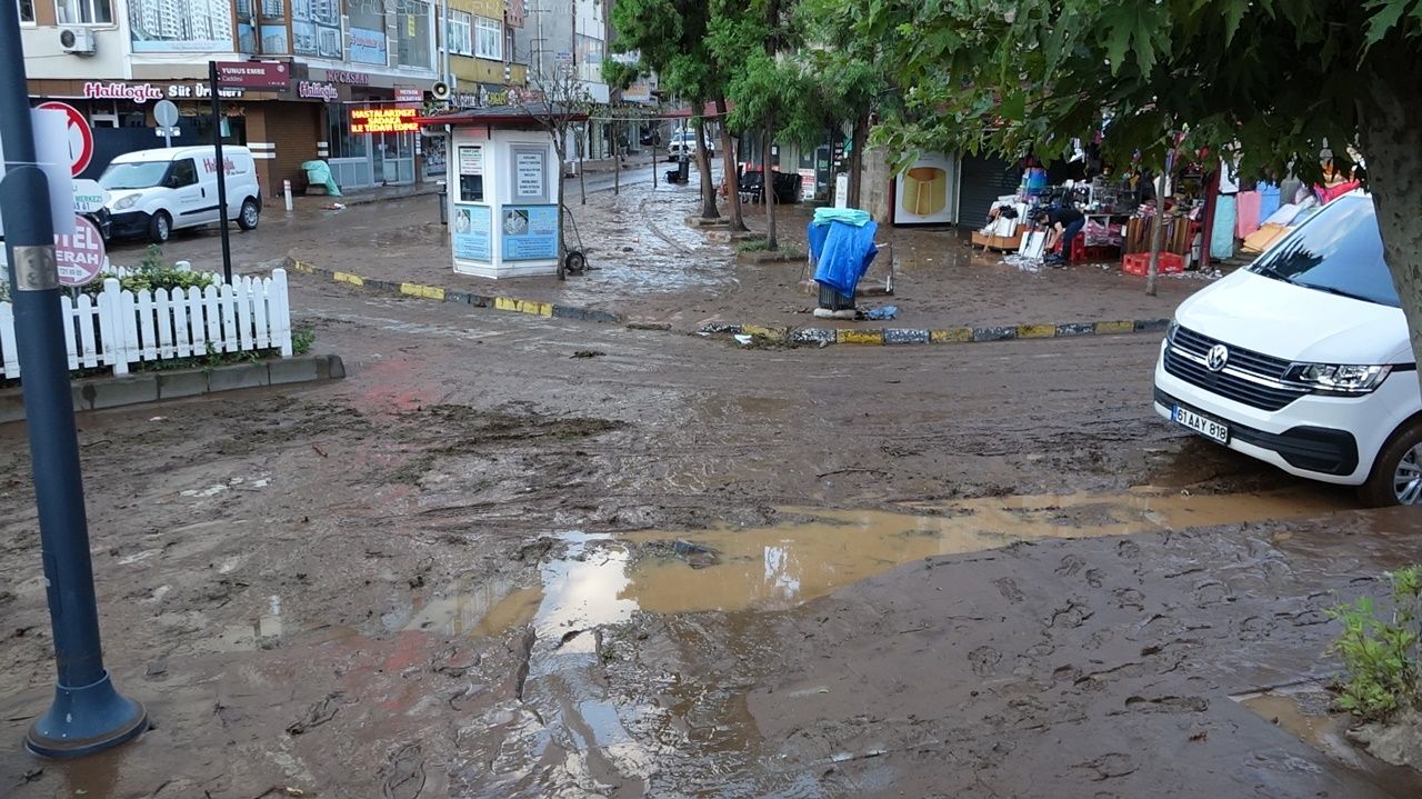Trabzon'da sel felaketi! Dere taştı, yollar kapandı, cadde ve sokaklar göle döndü, 1 kişi kayıp 1